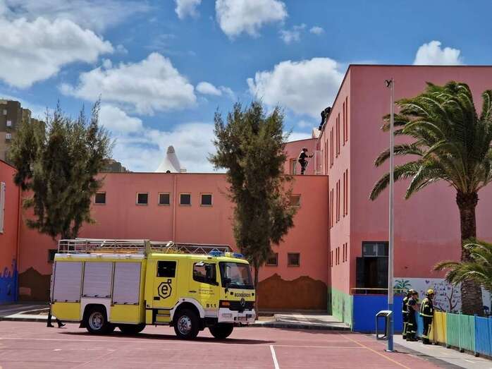 Imagen de la intervención de los bomberos para asegurar el techo del colegio / TA